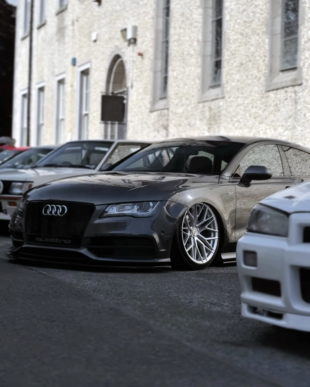 Xe Audi độ mâm lồi đa chấu màu bạc hạ gầm thể thao