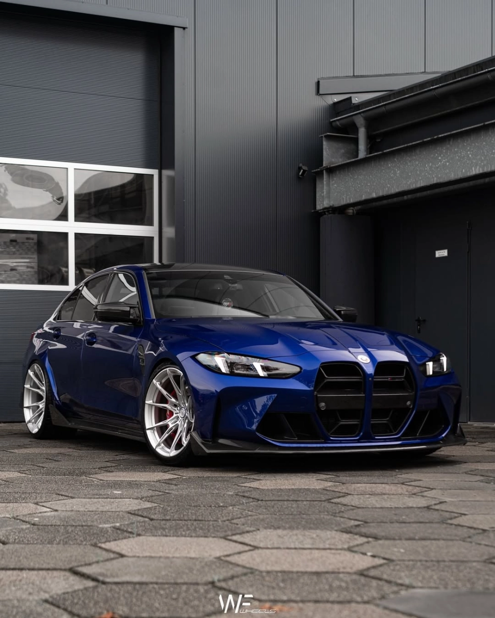 Xe BMW màu xanh dương độ mâm lồi đa chấu bạc thiết kế lạ mắt