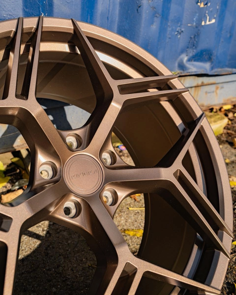 Cận cảnh mẫu mâm lồi màu đồng nhám đa chấu thương hiệu Riviera