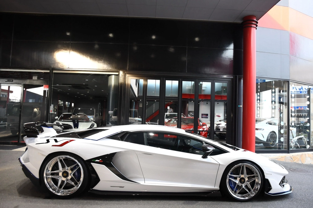 Siêu xe Lamborghini trắng độ mâm lồi chrome hình ngôi sao đẹp