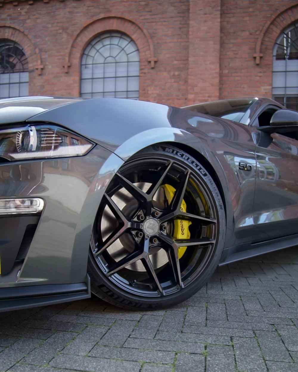 Cận cảnh bánh xe Mustang xám độ mâm lồi đen lộ kẹp phanh vàng