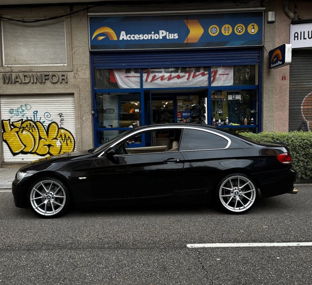 Chiếc BMW màu đen độ mâm lồi đa chấu bạc phong cách thể thao
