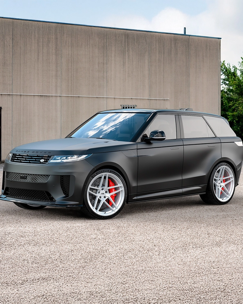 Hình ảnh độ mâm lồi xe Range Rover đen mờ thể thao ấn tượng