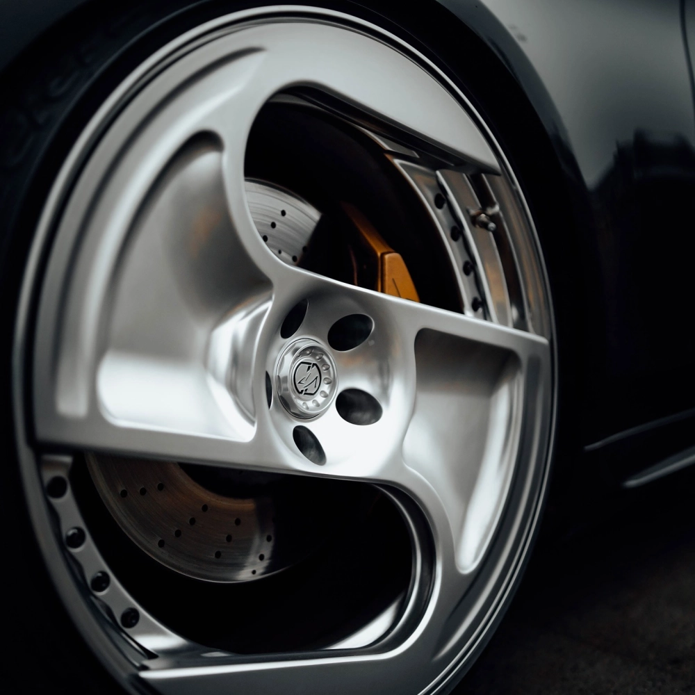 Cận cảnh mâm lồi 3 chấu màu bạc độ xe phong cách JDM