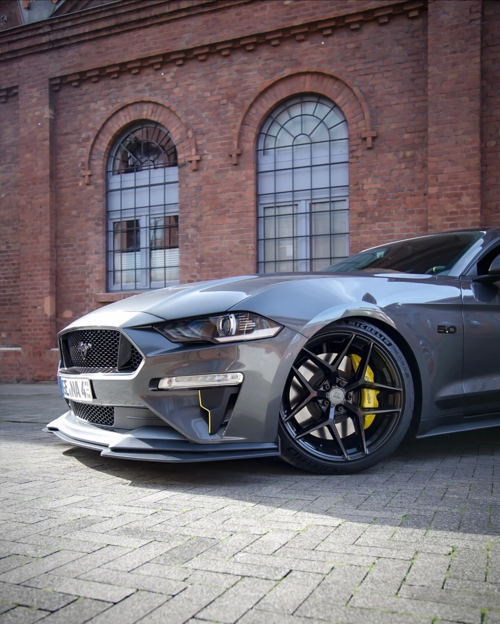 Ford Mustang màu xám độ mâm lồi đa chấu đen thể thao