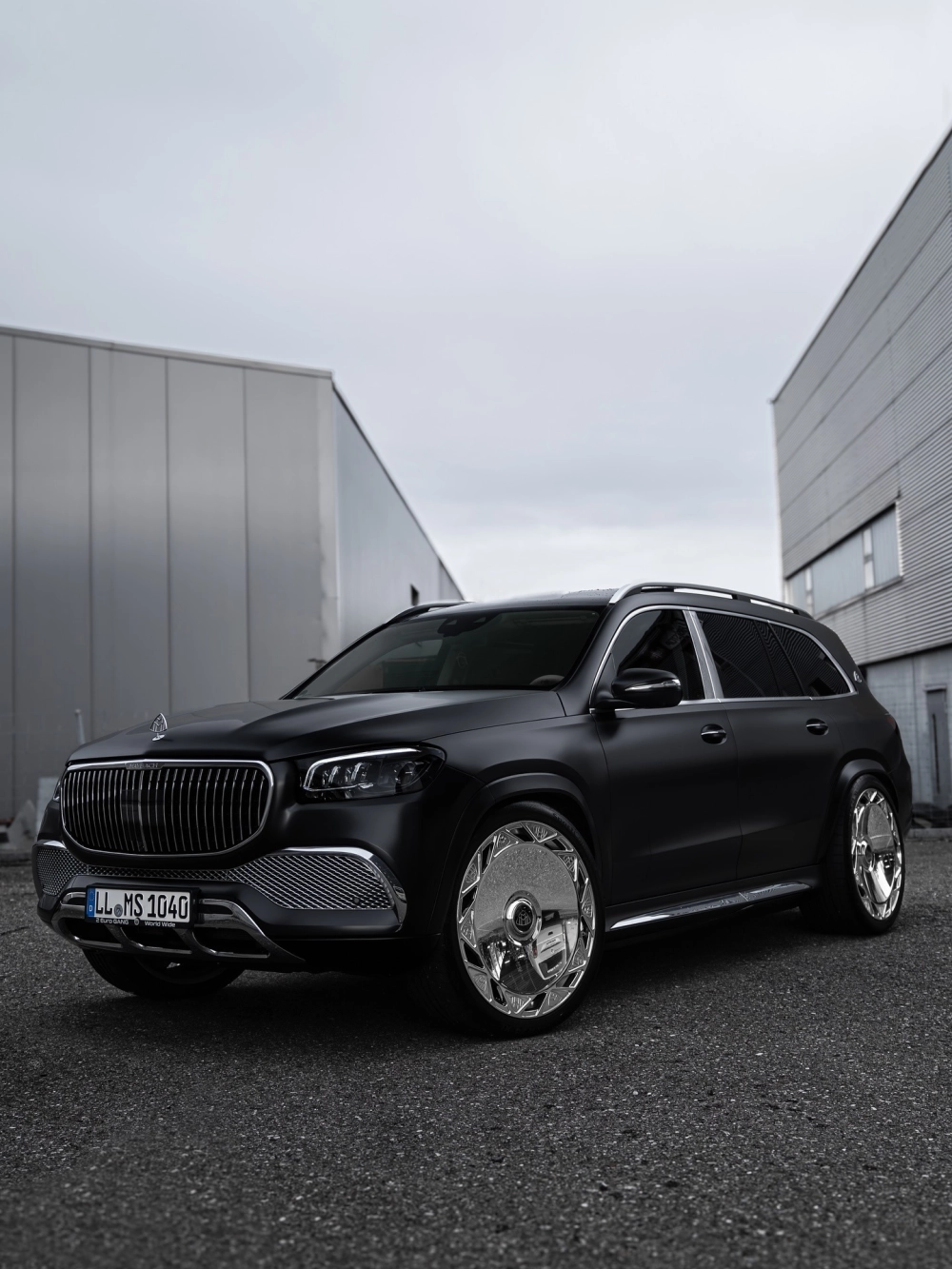 Maybach GLS màu đen độ mâm Maybach đa chấu bạc lấp lánh