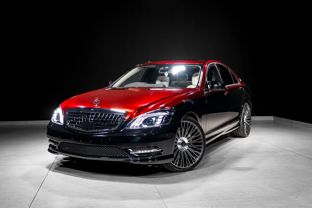 Xe Maybach hai màu đỏ đen độ mâm Maybach đa chấu sang trọng