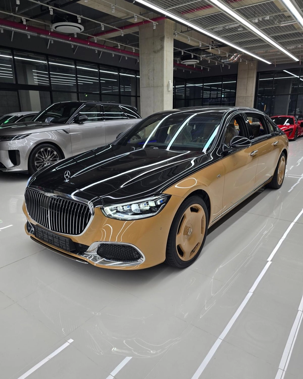 Xe SUV sang trọng độ mâm Maybach đen tuyền đa chấu bí ẩn