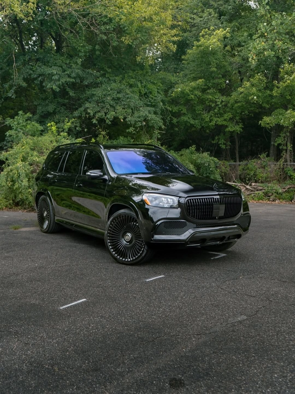 Xe Maybach sang trọng dưới mưa với bộ mâm Maybach đĩa lớn