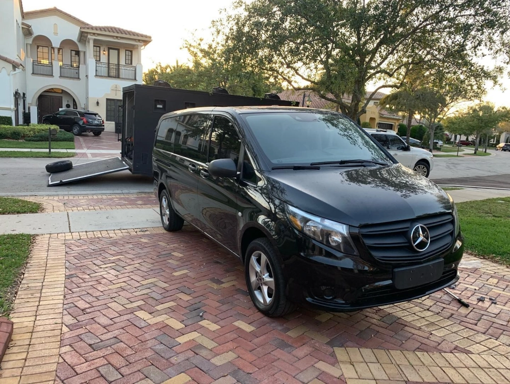 Xe Van Mercedes màu đen độ mâm Mercedes AMG 5 chấu đơn giản đẹp