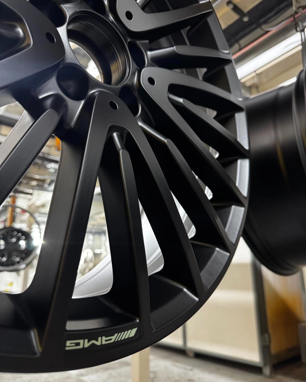 Cận cảnh mâm Mercedes AMG đa chấu màu đen mờ chính hãng uy lực