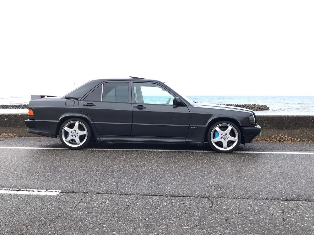 Xe Mercedes 190E độ mâm Mercedes AMG 5 chấu màu bạc kinh điển