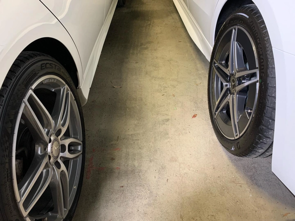 Mâm Mercedes AMG đa chấu sơn đen viền bạc trưng bày ấn tượng