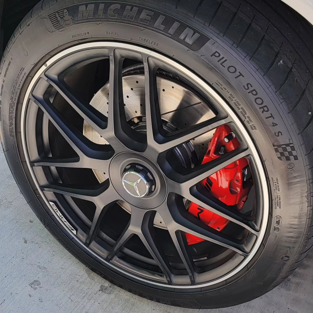 Cận cảnh mâm Mercedes AMG đa chấu sơn đen nhám lộ cùm phanh đỏ