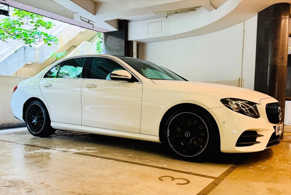Xe Mercedes trắng độ mâm Mercedes AMG đa chấu sơn đen tương phản