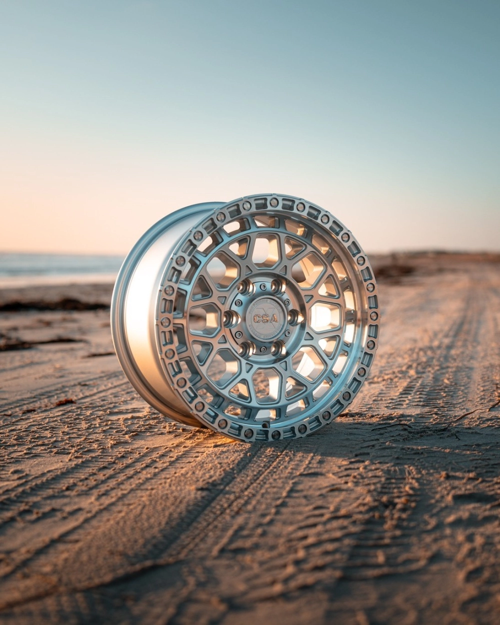 Mâm Offroad màu bạc thiết kế lưới tổ ong trên bãi cát biển