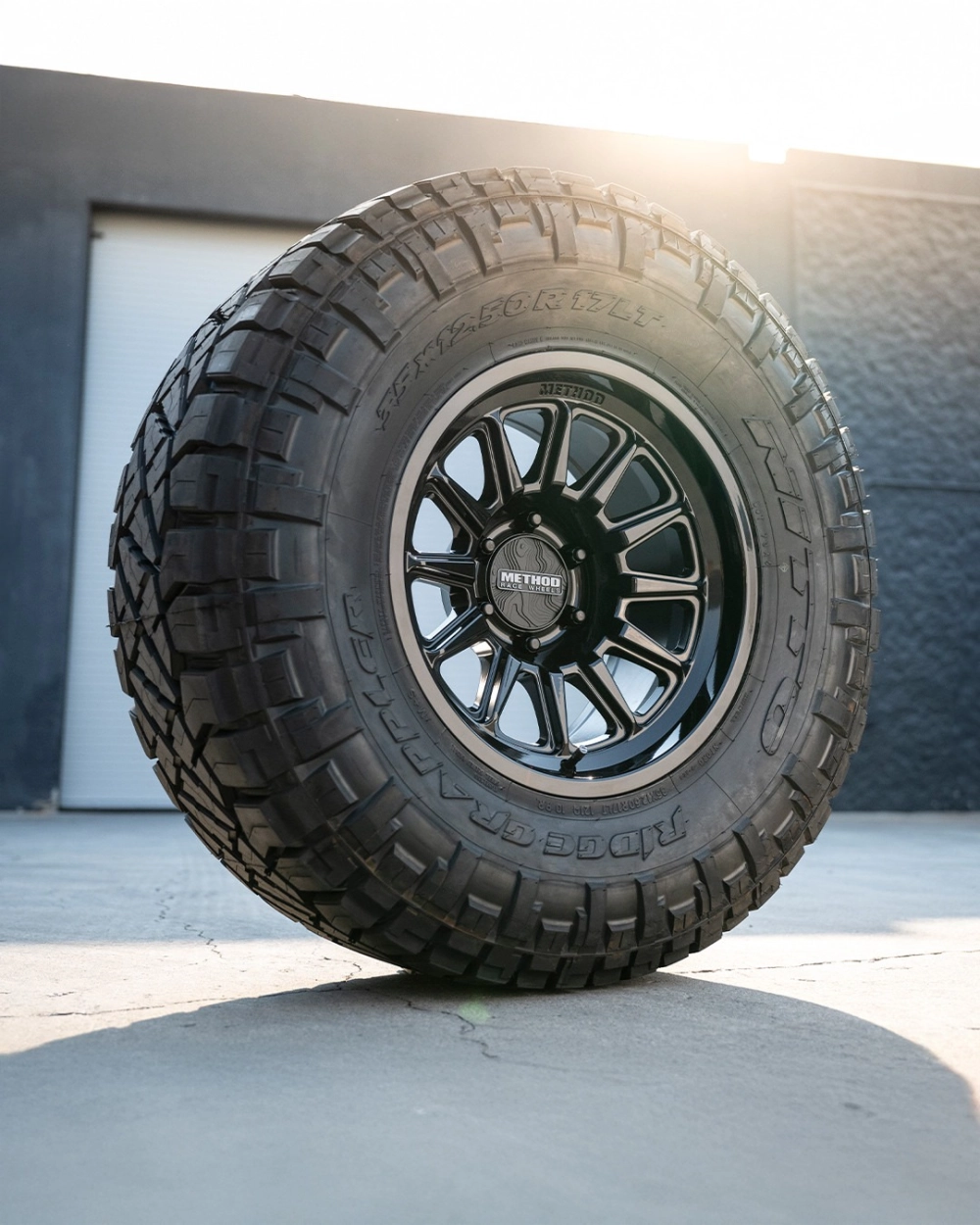 Bánh xe dự phòng sử dụng mâm Offroad đen và lốp gai dày dặn