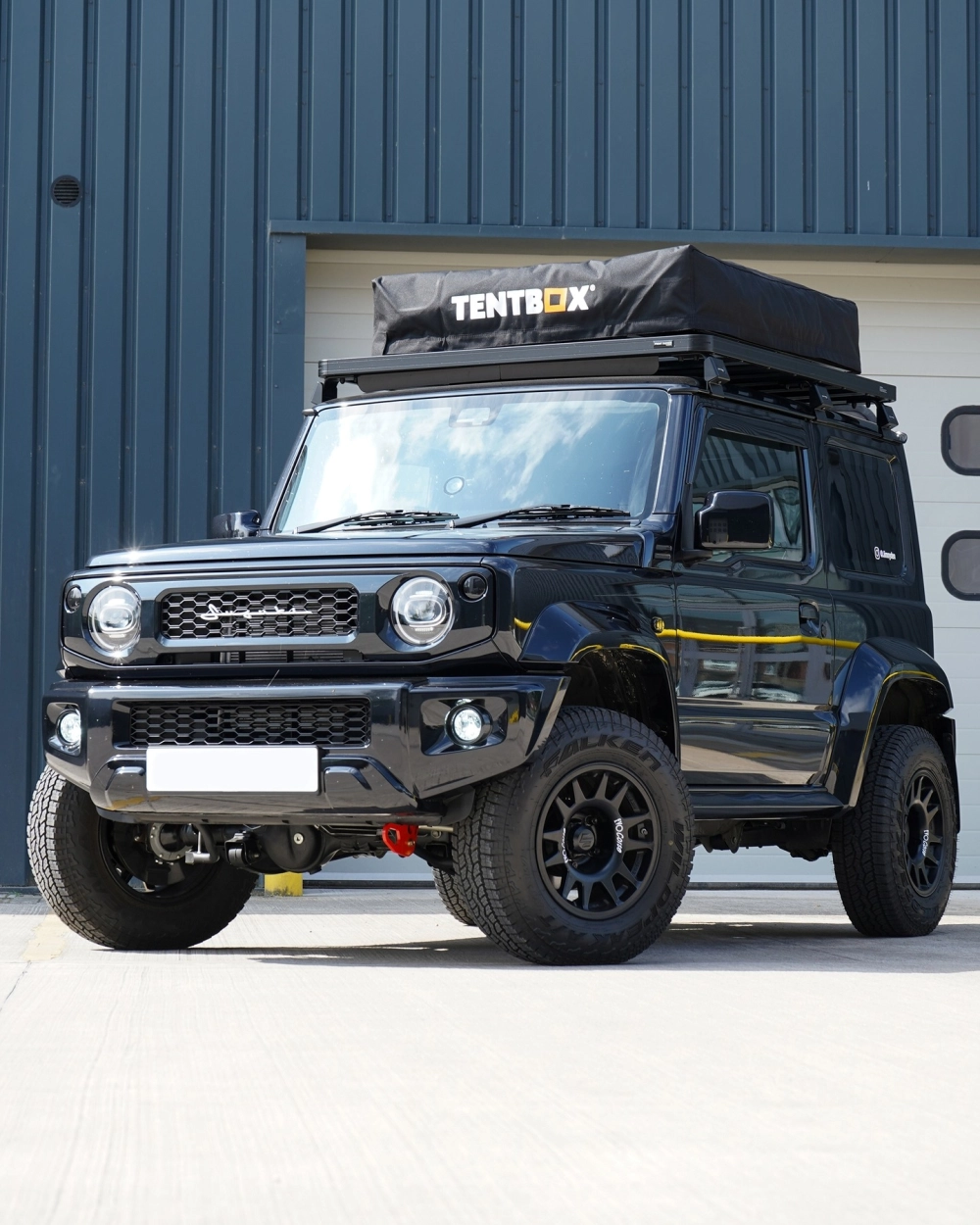 Suzuki Jimny đen độ mâm Offroad đen và lều nóc dã ngoại đẹp