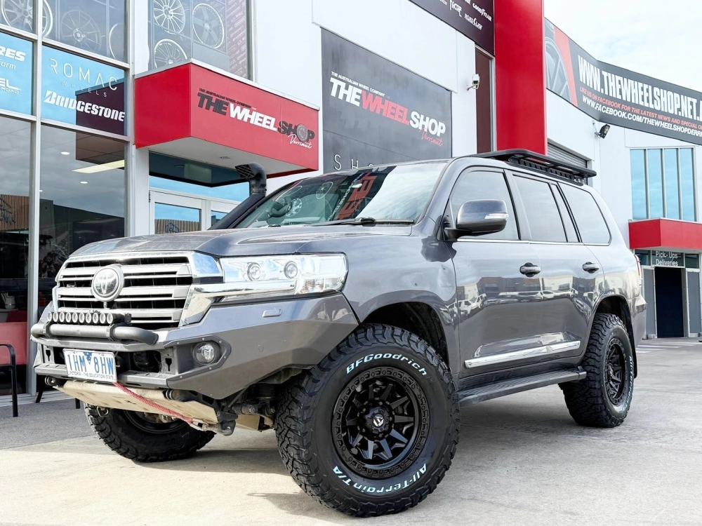 Mẫu mâm Offroad KMC màu bạc viền đen thiết kế lưới chắc chắn