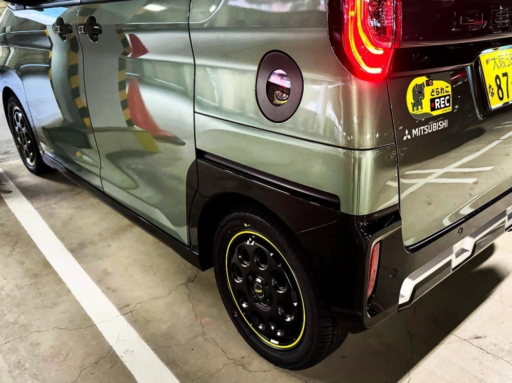 Xe hộp vuông xanh độ mâm offroad đen viền vàng độc đáo