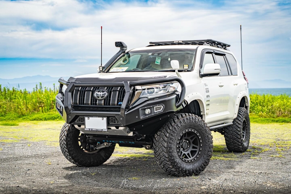 Xe Toyota Prado trắng độ mâm offroad đen cản độ cực chất