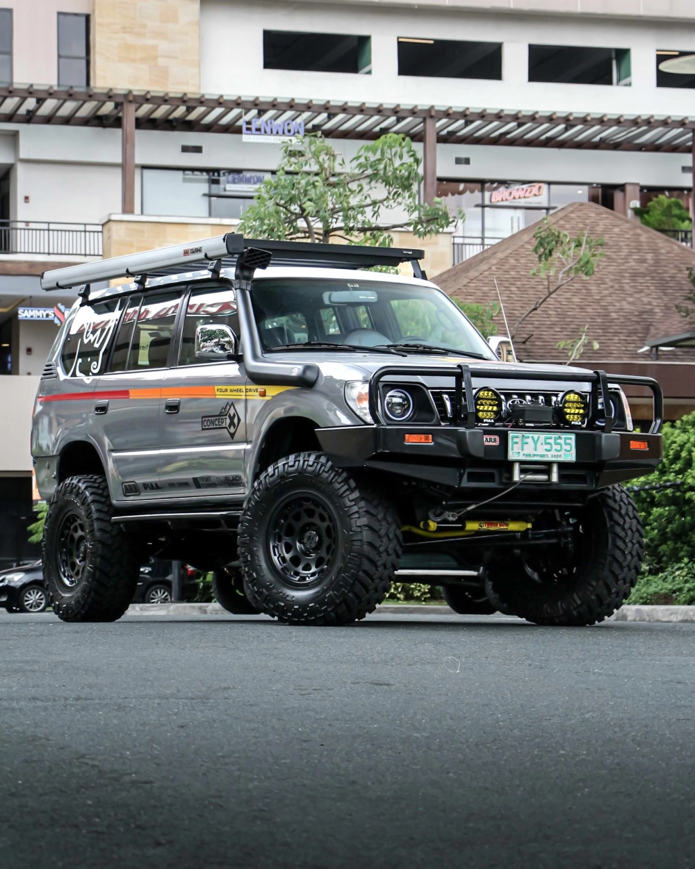 Xe Land Cruiser độ mâm offroad đen phong cách camping bụi