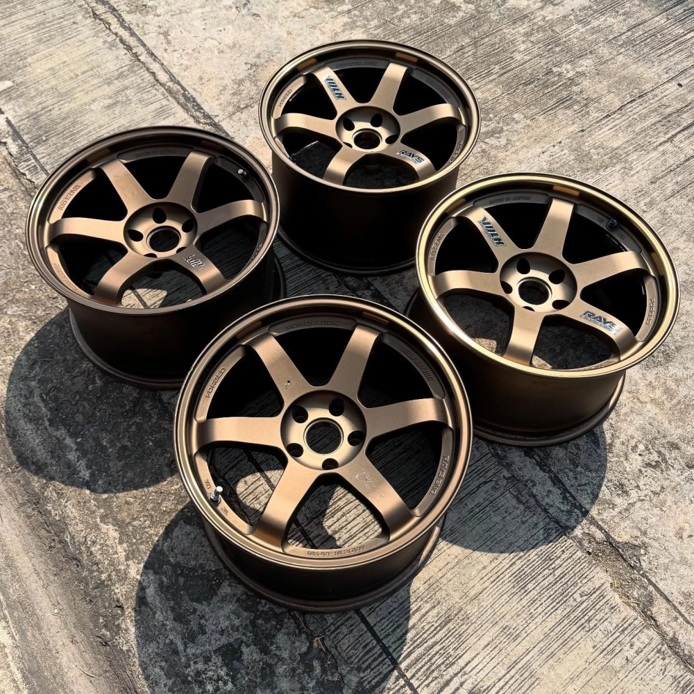 Cận cảnh mâm TE37 màu đồng kèm lốp thể thao chất lượng