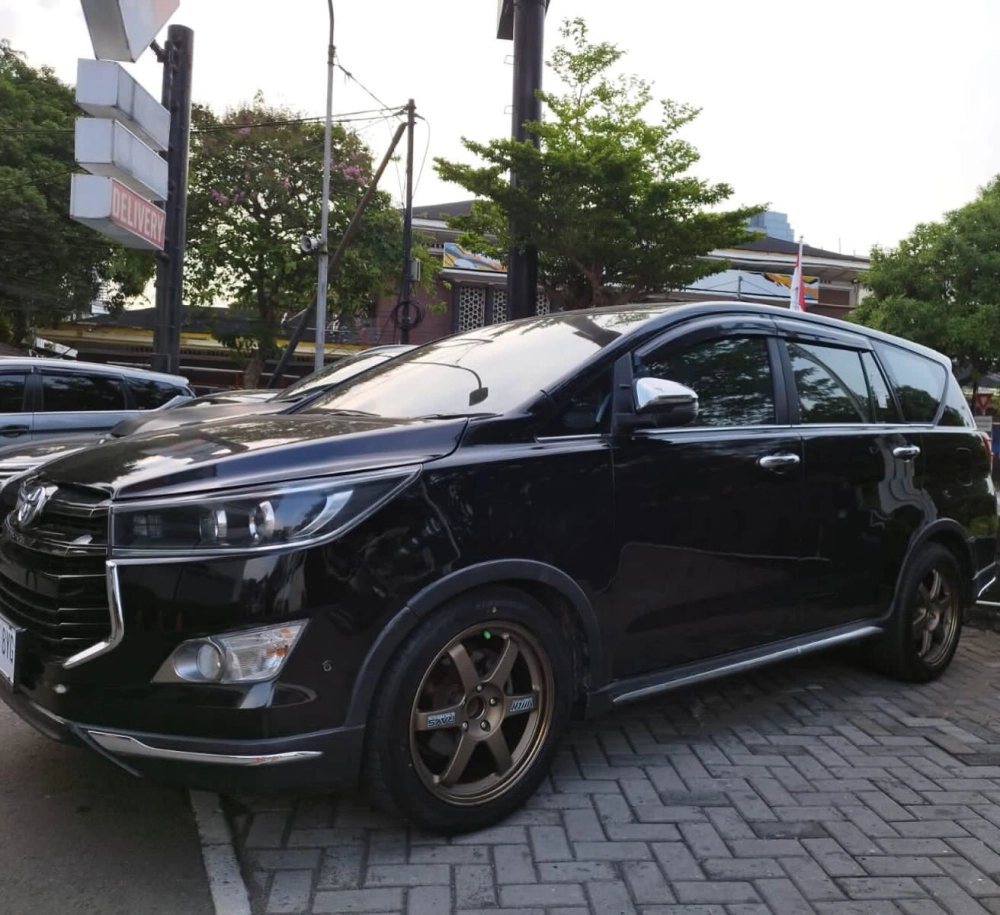 Toyota Innova đen độ mâm TE37 màu đồng cực kỳ nổi bật