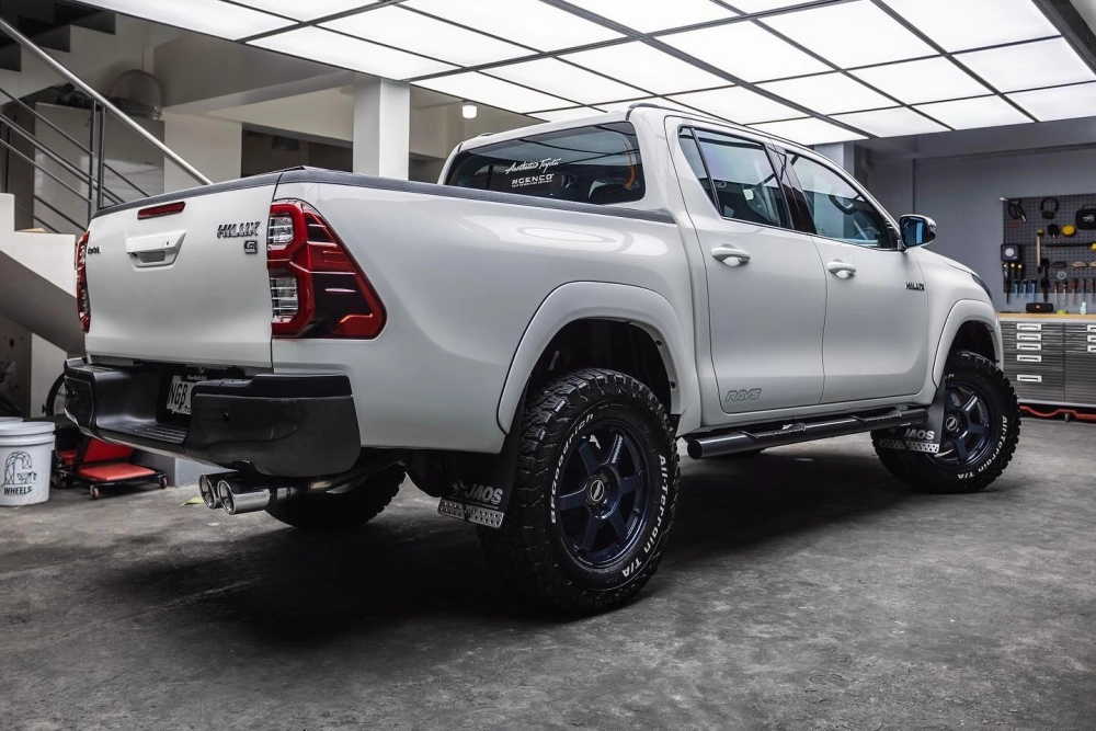 Bán tải Hilux độ mâm TE37 xanh đậm phong cách offroad