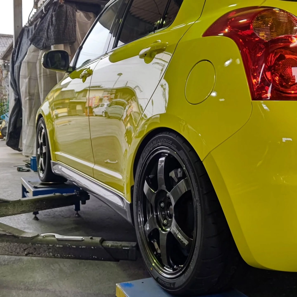 Suzuki Swift độ mâm TE37 màu đen bóng kiểu thể thao năng động