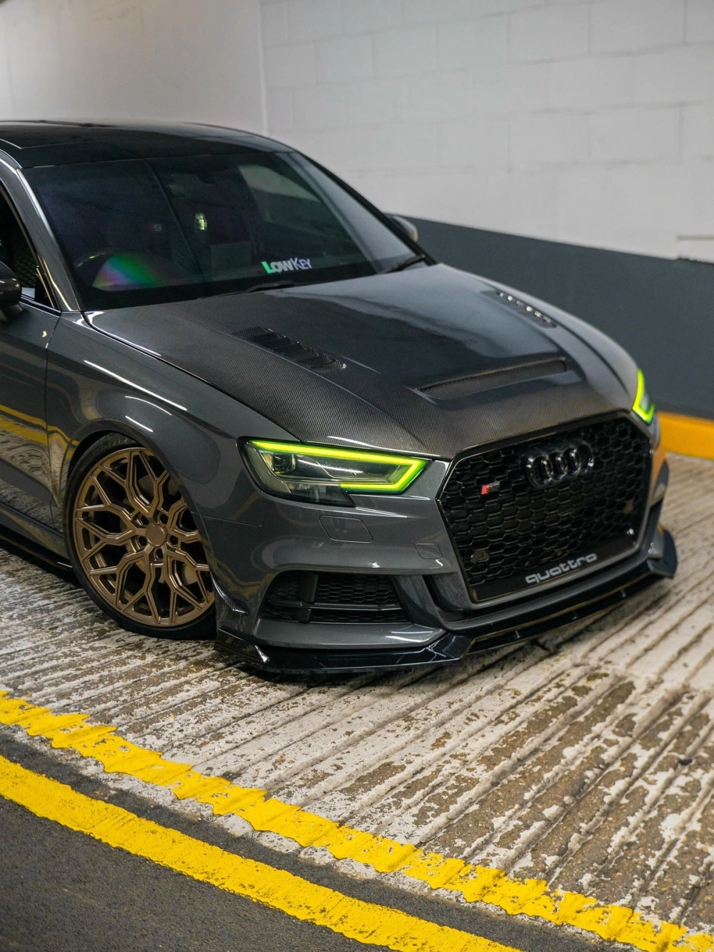 Mâm Vossen màu đồng kiểu lưới độ xe Audi RS3 xám xi măng ngầu