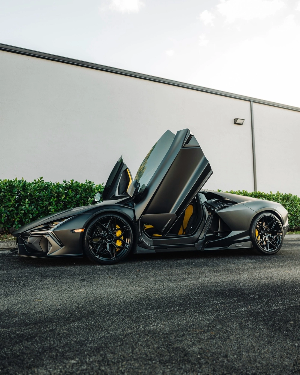 Mâm Vossen đen bóng đa chấu độ siêu xe Lamborghini màu đen mờ