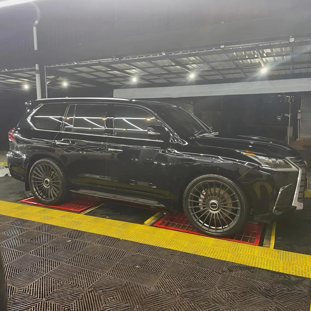 Mâm Vossen đa chấu màu tối độ xe SUV Lexus LX570 đen sang trọng