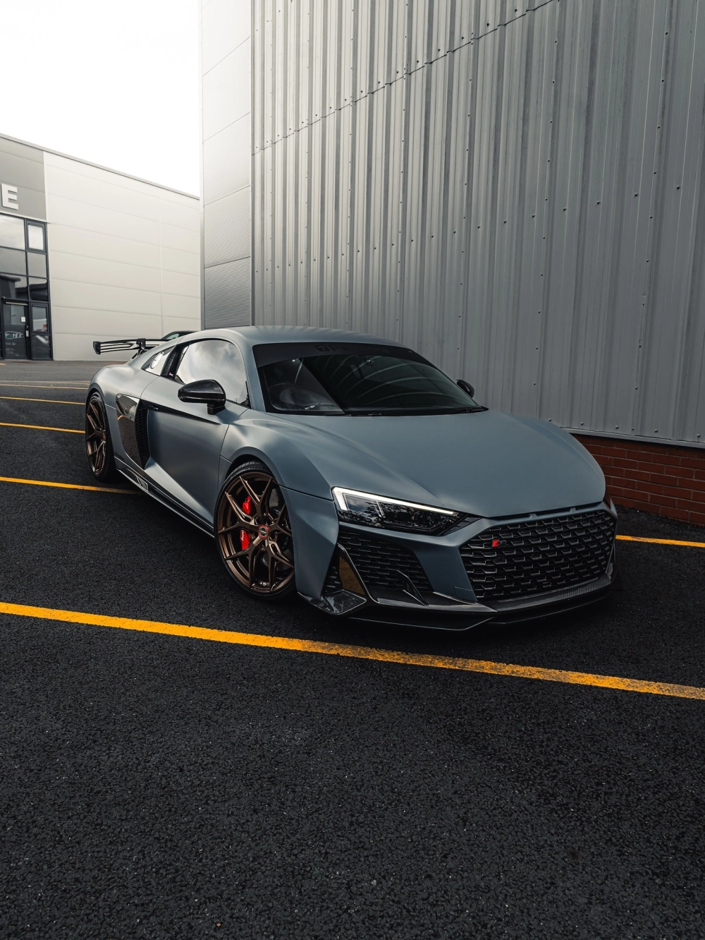 Toyota Land Cruiser đen độ mâm Vossen đa chấu gầm cao mạnh mẽ