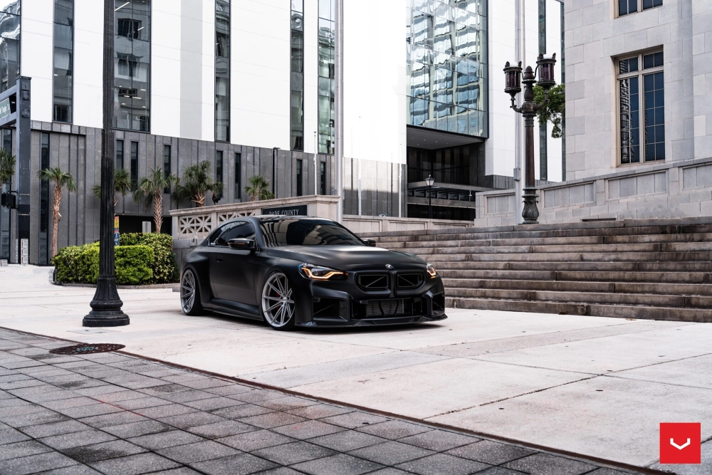 Xe SUV BMW XM độ mâm Vossen đen bóng kiểu dáng thể thao cực ngầu