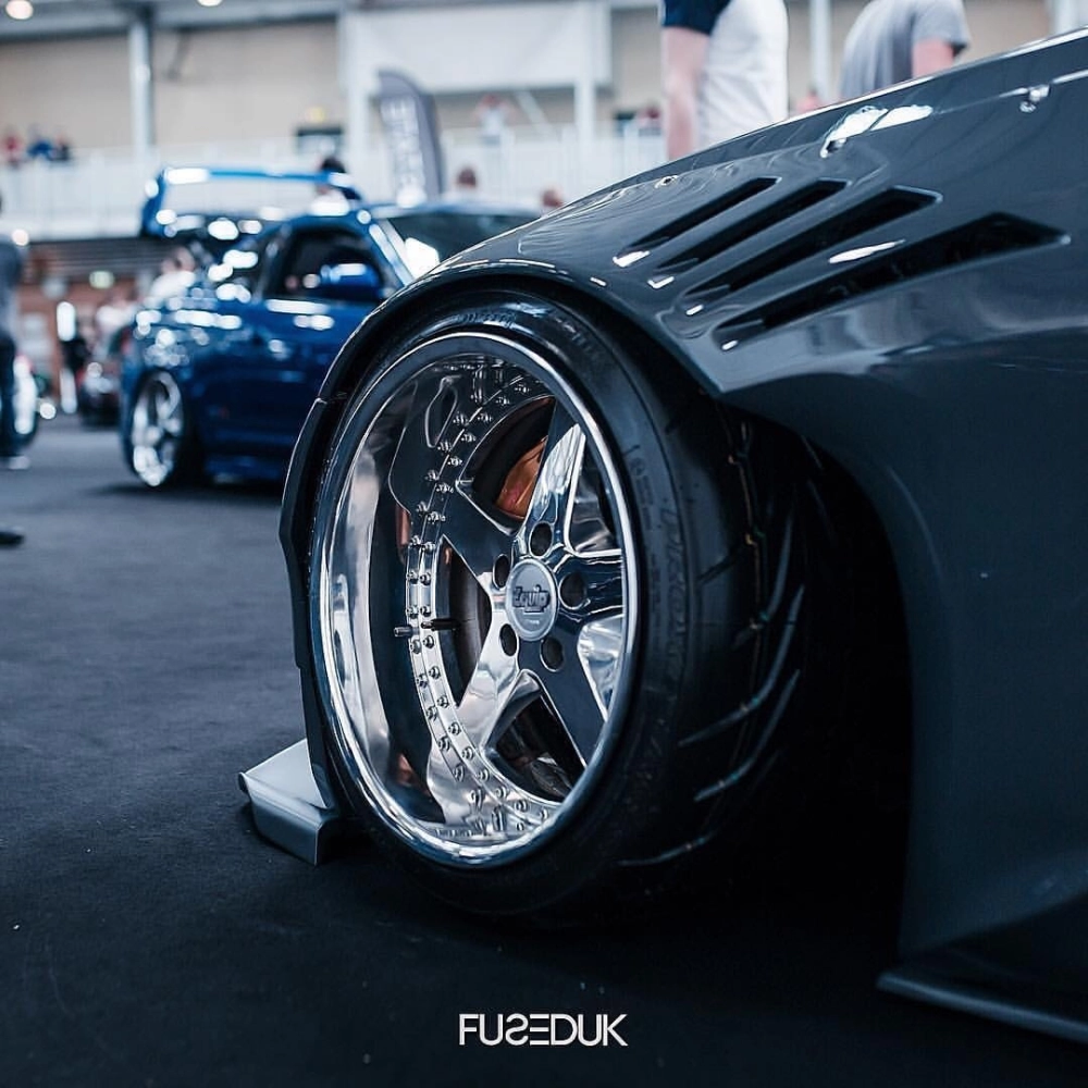 Cận cảnh mâm xe đẹp 5 chấu mạ crom viền sâu sáng bóng nổi bật