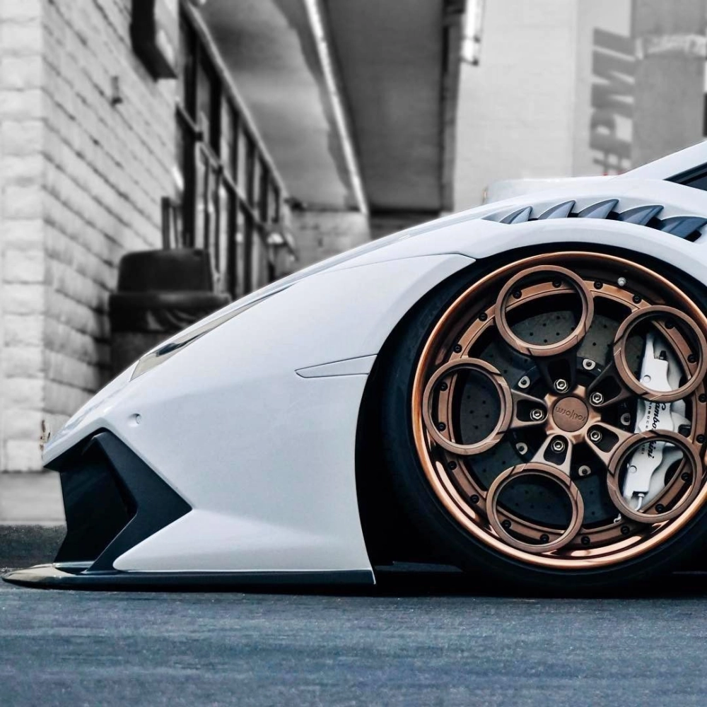 Thiết kế mâm xe đẹp màu đồng kiểu tròn độc đáo trên siêu xe