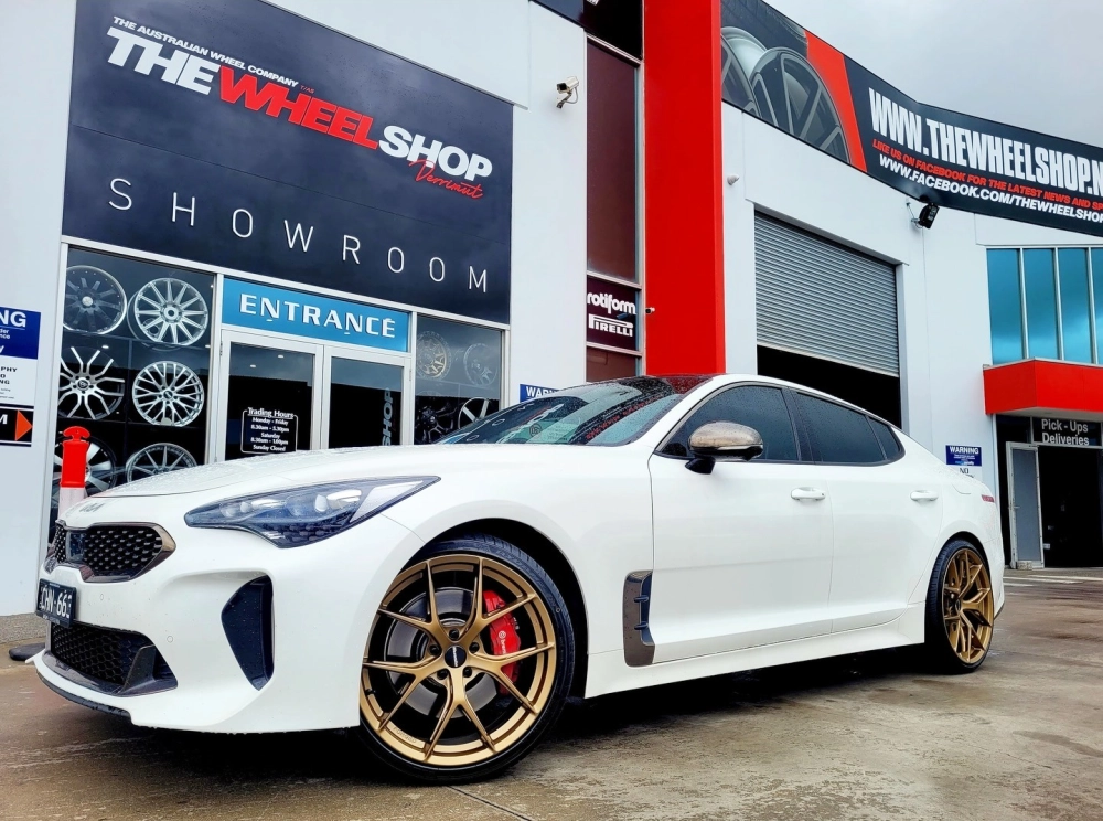 Mẫu mâm xe đẹp màu vàng đồng thể thao trên Kia Stinger