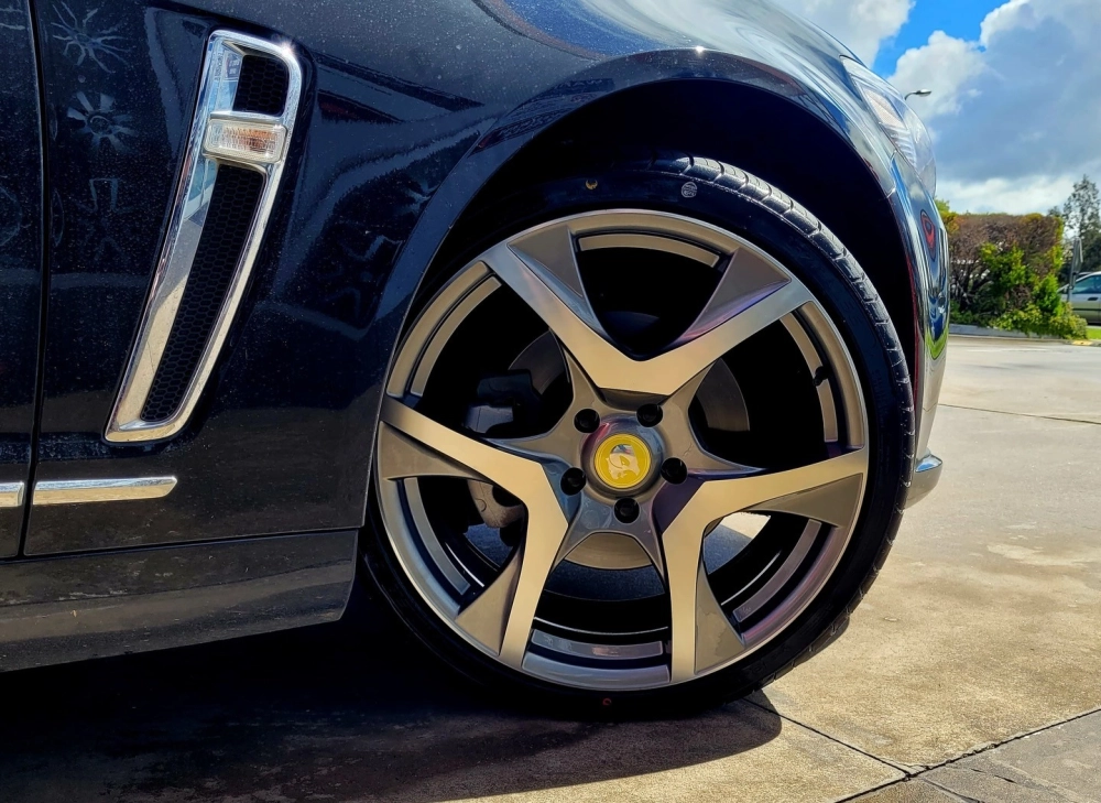 Cận cảnh mâm xe đẹp 5 chấu màu xám titan thiết kế mạnh mẽ