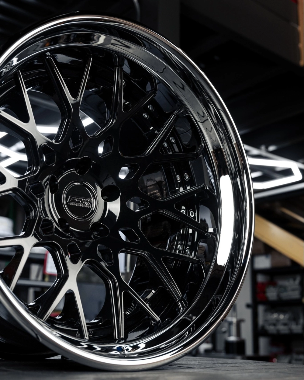 Chi tiết mâm xương cá đen bóng viền crom thiết kế lưới đẹp