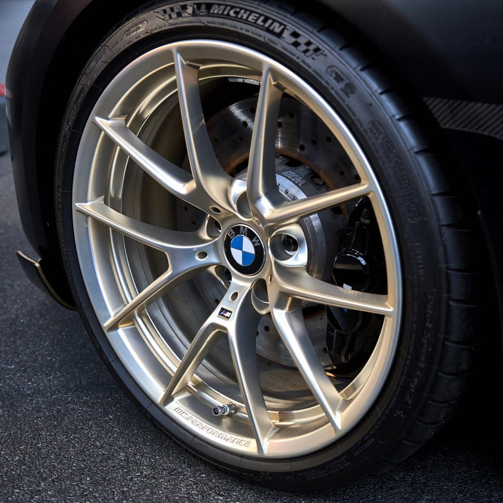 Mâm xương cá màu bạc thể thao chấu kép trên xe hơi hạng sang