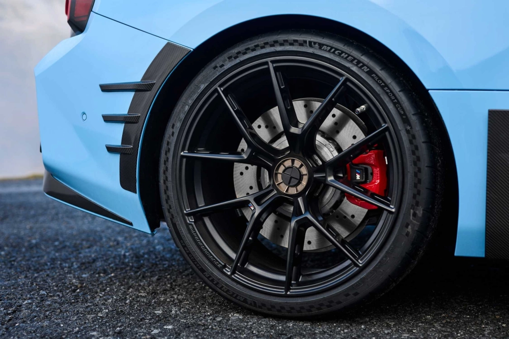 Mâm xương cá màu bạc thể thao chấu kép trên xe hơi hạng sang