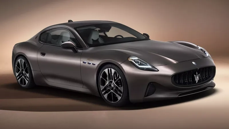 Ngắm xe maserati đậu gần biển lấp lánh ánh nắng