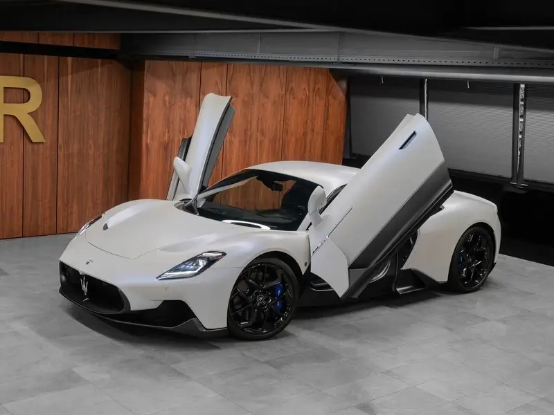 Ảnh xe Maserati mc20 truyền cảm hứng tốc độ mạnh mẽ