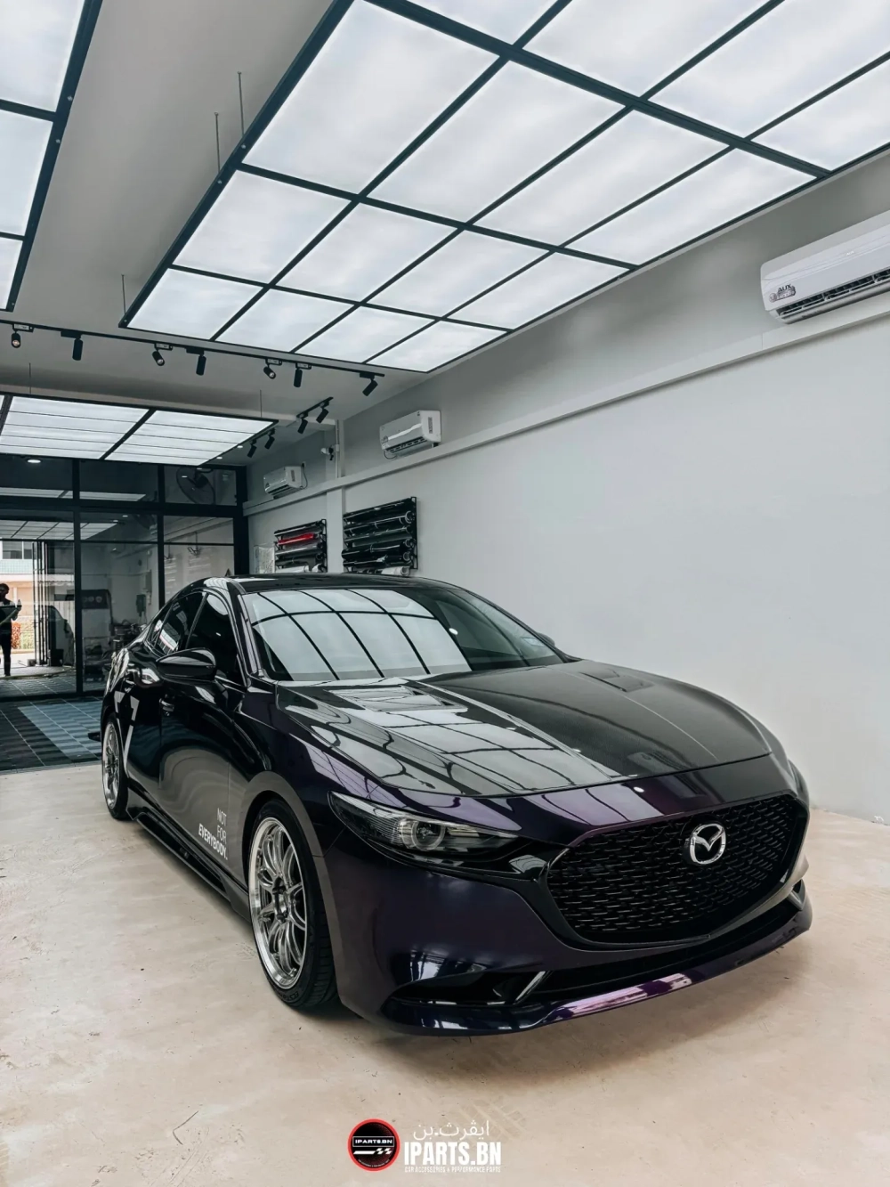 Mazda 6 độ mâm đa chấu màu bạc sáng bóng trong gara xe