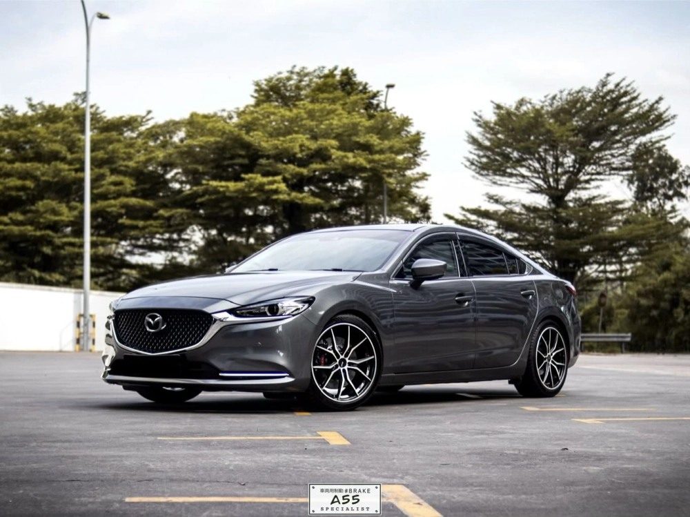 Xe màu xám Mazda 6 độ mâm phay xước 5 chấu kép hiện đại