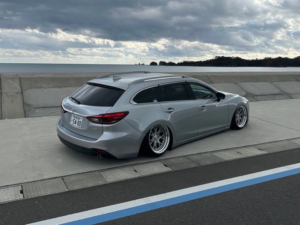 Xe Wagon bạc Mazda 6 độ mâm lưới bạc hạ gầm sát đất đẹp