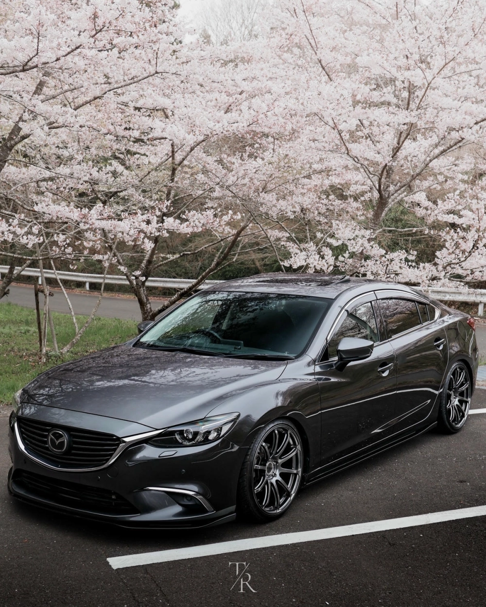 Xe Mazda 6 độ mâm wagon hạ gầm lắp hộp đựng đồ nóc du lịch