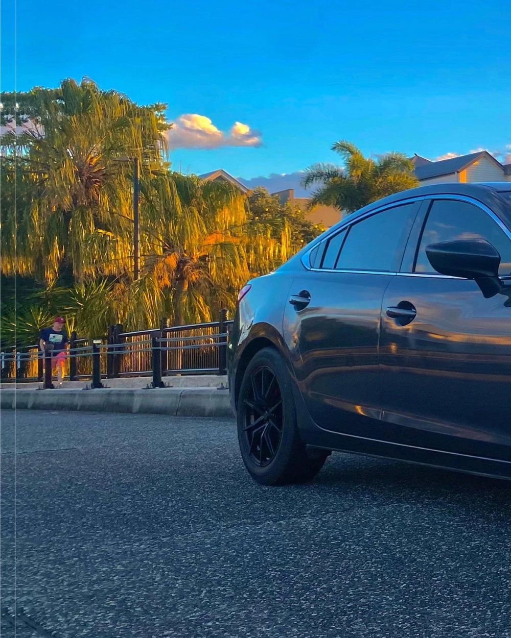 Đuôi xe Mazda 6 độ mâm bản wagon màu xám vành bạc tinh tế