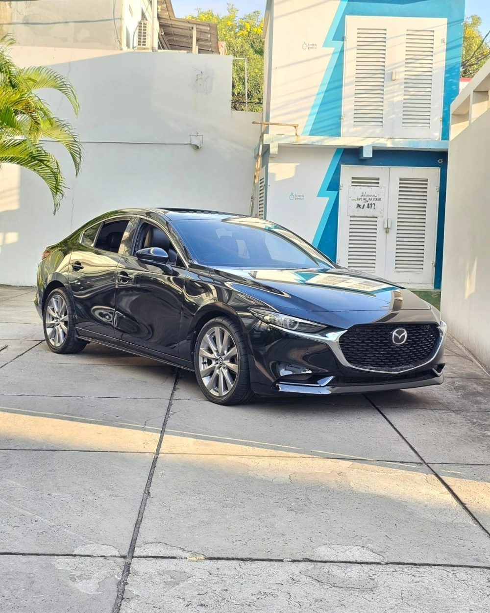 Xe hatchback Mazda 6 độ mâm lưới màu bạc phong cách đường phố